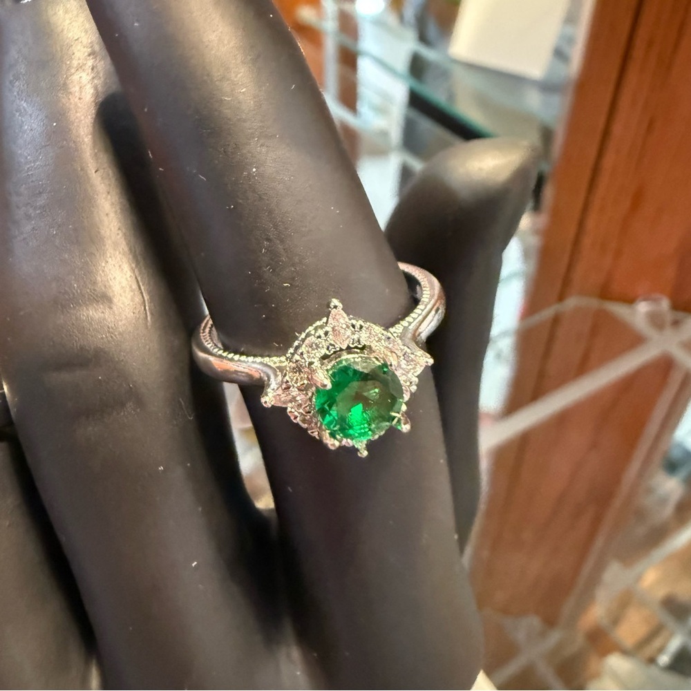 Elegant Silver and Green Gemstone Ring Size 9 engagement promise ring gift - Picture 9 of 9